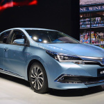 中国市場での電動化を加速！トヨタが2020年にEV投入、燃料電池バス導入も模索 - TOYOTA_COROLLA_HV
