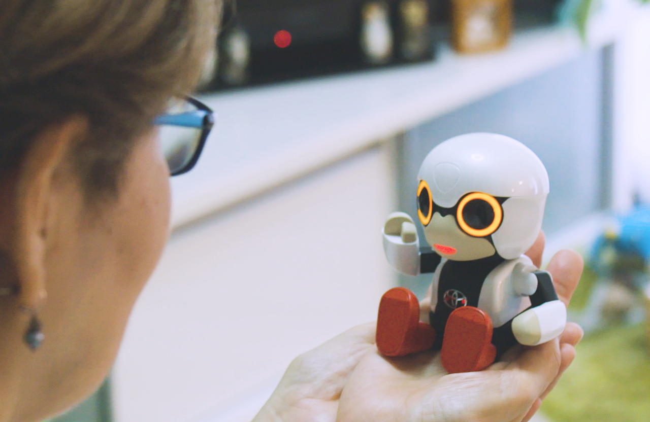 寄り添い心通うパートナーロボット「KIROBO mini」をトヨタが全国発売 | clicccar.com