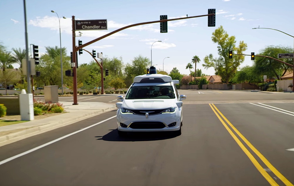「米「Waymo」が完全無人自動運転タクシーの公道走行テストをスタート！」の1枚目の画像