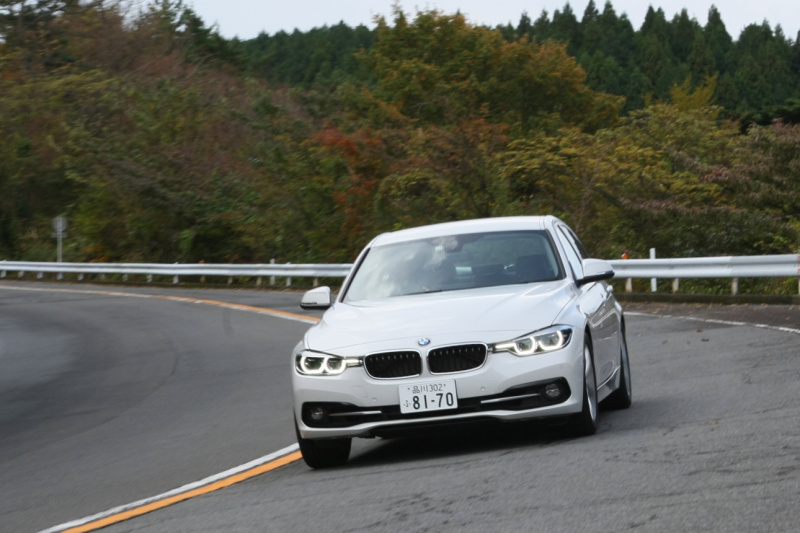 「【BMW 3シリーズ試乗】軽やかなフットワークと3気筒とは思えない滑らかな加速フィールが魅力の「BMW 318i Sport」」の7枚目の画像