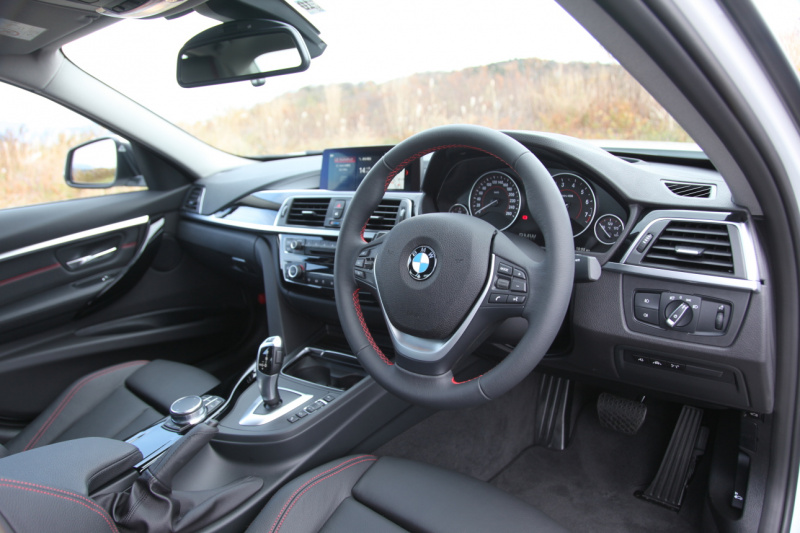 「【BMW 3シリーズ試乗】軽やかなフットワークと3気筒とは思えない滑らかな加速フィールが魅力の「BMW 318i Sport」」の6枚目の画像
