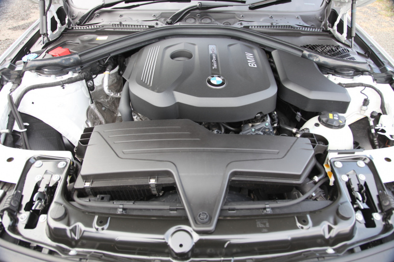 「【BMW 3シリーズ試乗】軽やかなフットワークと3気筒とは思えない滑らかな加速フィールが魅力の「BMW 318i Sport」」の5枚目の画像