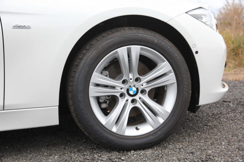 「【BMW 3シリーズ試乗】軽やかなフットワークと3気筒とは思えない滑らかな加速フィールが魅力の「BMW 318i Sport」」の4枚目の画像