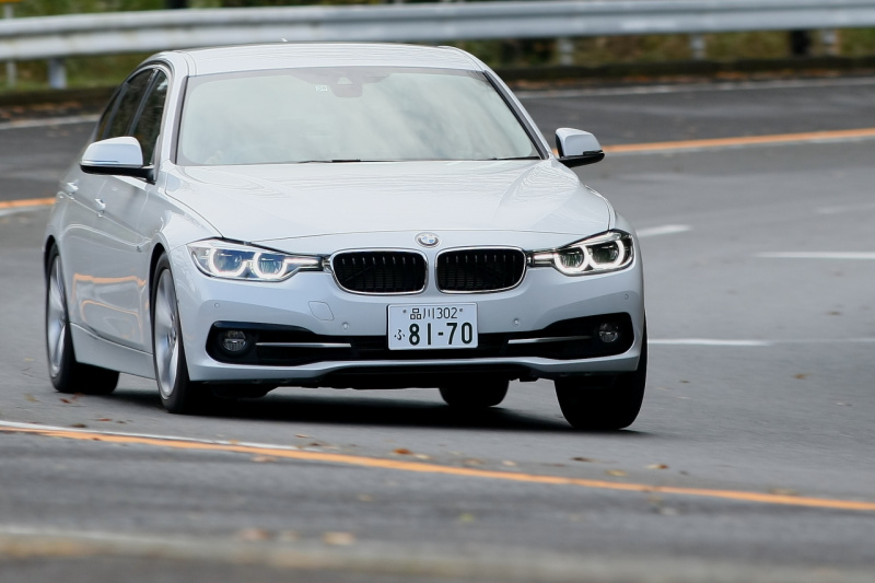「【BMW 3シリーズ試乗】軽やかなフットワークと3気筒とは思えない滑らかな加速フィールが魅力の「BMW 318i Sport」」の2枚目の画像