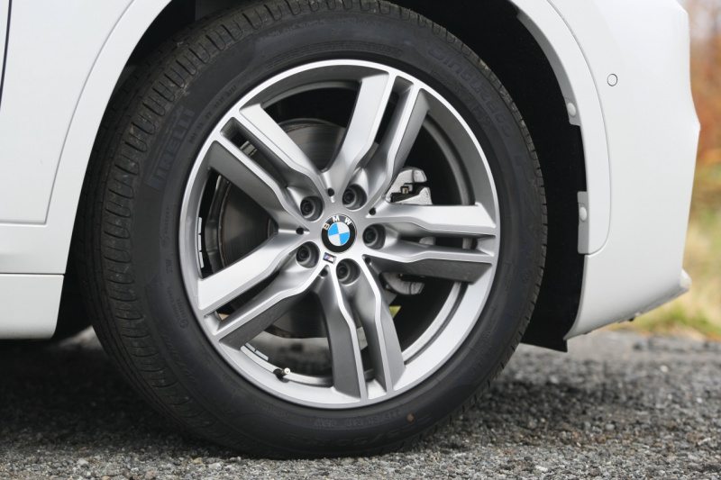 「【BMW X1試乗記】予想以上に軽快なハンドリング、新たに採用した7速DCTのスムーズな走りが光る」の1枚目の画像