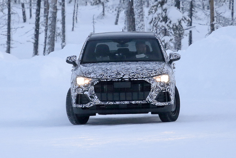 「アウディ・Q3次期型、BMWに差をつける新シルエットで雪中を快走！」の1枚目の画像