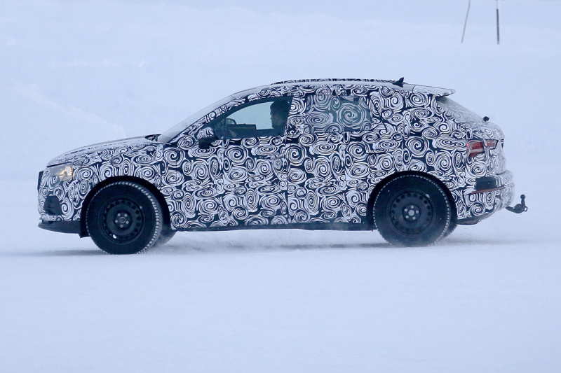 「アウディ・Q3次期型、BMWに差をつける新シルエットで雪中を快走！」の7枚目の画像