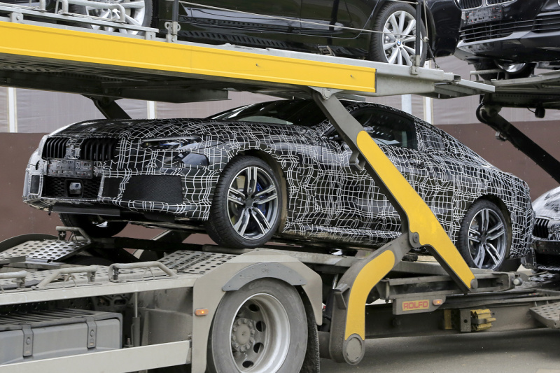 「BMW・8シリーズ最強モデル「M8」のプロトタイプ、輸送中の姿をキャッチ」の1枚目の画像
