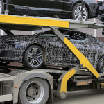 BMW・8シリーズ最強モデル「M8」のプロトタイプ、輸送中の姿をキャッチ - 