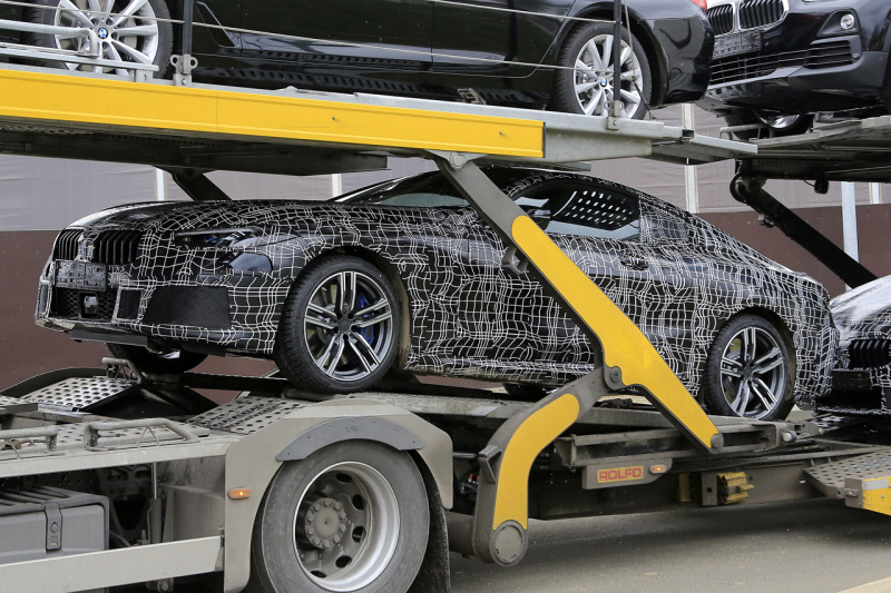 「BMW・8シリーズ最強モデル「M8」のプロトタイプ、輸送中の姿をキャッチ」の2枚目の画像