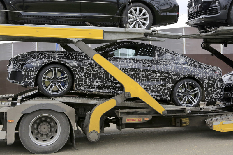 「BMW・8シリーズ最強モデル「M8」のプロトタイプ、輸送中の姿をキャッチ」の3枚目の画像