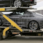 BMW・8シリーズ最強モデル「M8」のプロトタイプ、輸送中の姿をキャッチ - 