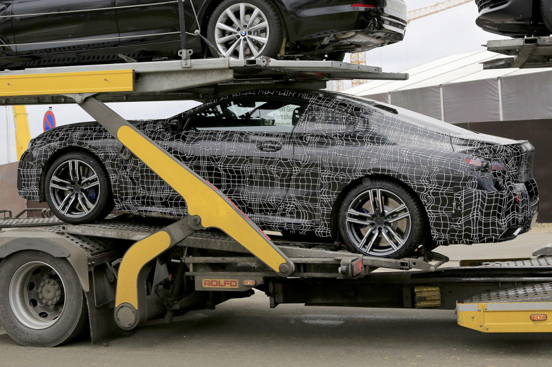 「BMW・8シリーズ最強モデル「M8」のプロトタイプ、輸送中の姿をキャッチ」の5枚目の画像