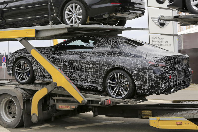 「BMW・8シリーズ最強モデル「M8」のプロトタイプ、輸送中の姿をキャッチ」の6枚目の画像