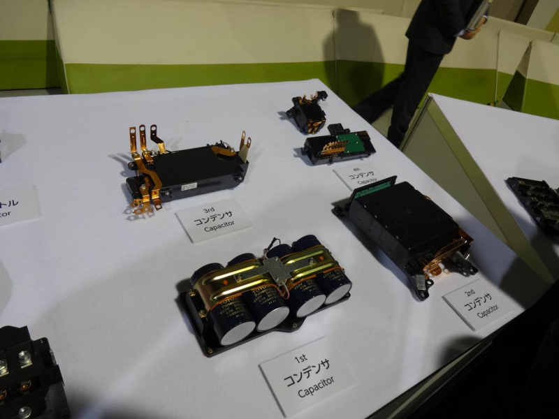 「電動車両のキーデバイス「PCU」は小型化の歴史。プリウスは歴代の進化で半分のサイズに」の8枚目の画像
