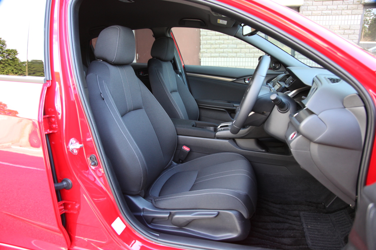 ホンダ シビック試乗 ライバルのアクセラ インプレッサを一歩リードする居住性 積載性 Clicccar Com