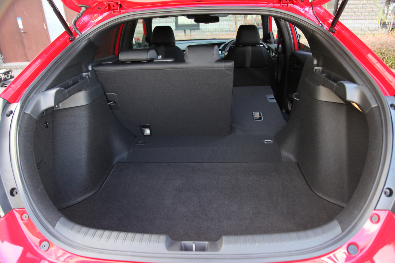 ホンダ シビック試乗 ライバルのアクセラ インプレッサを一歩リードする居住性 積載性 Clicccar Com