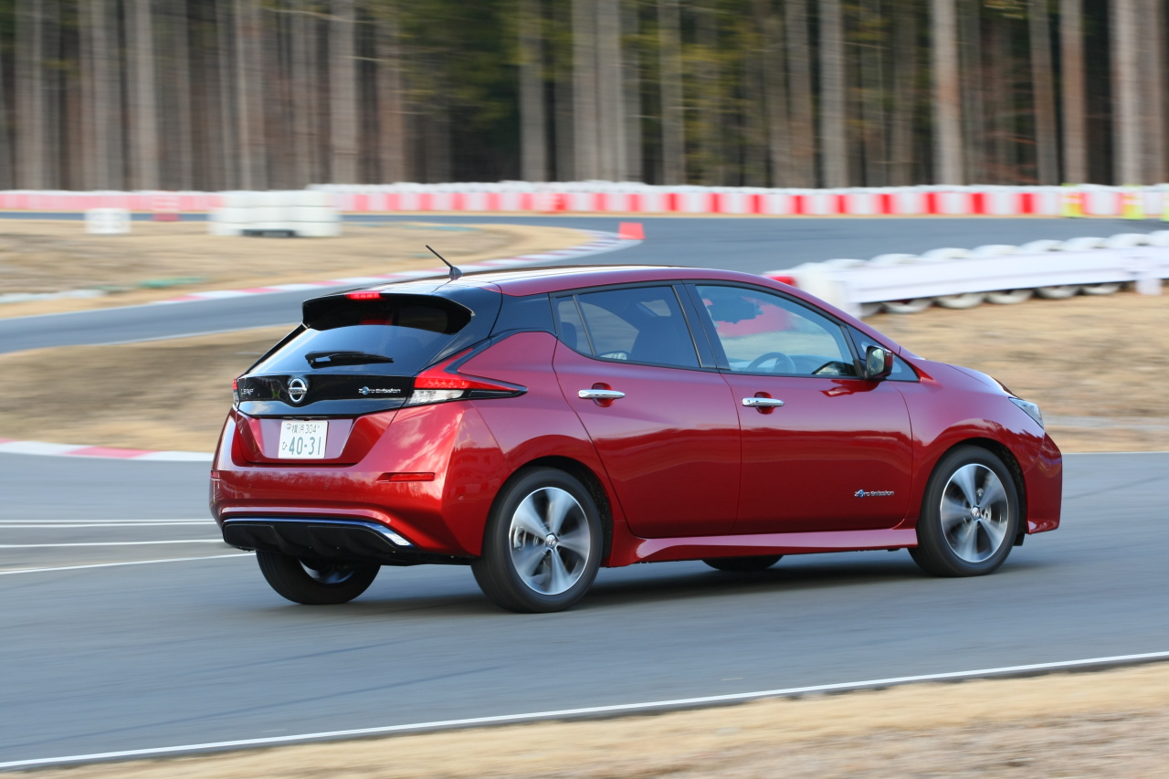 1712nissan Leaf005 画像 新型日産リーフ試乗 ブレーキ操作が不要な新型リーフの E Pedal は 運転の常識を変える Clicccar Com