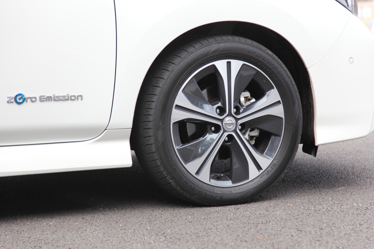 1712nissan Leaf048 画像 新型日産リーフ試乗 ブレーキ操作が不要な新型リーフの E Pedal は 運転の常識を変える Clicccar Com