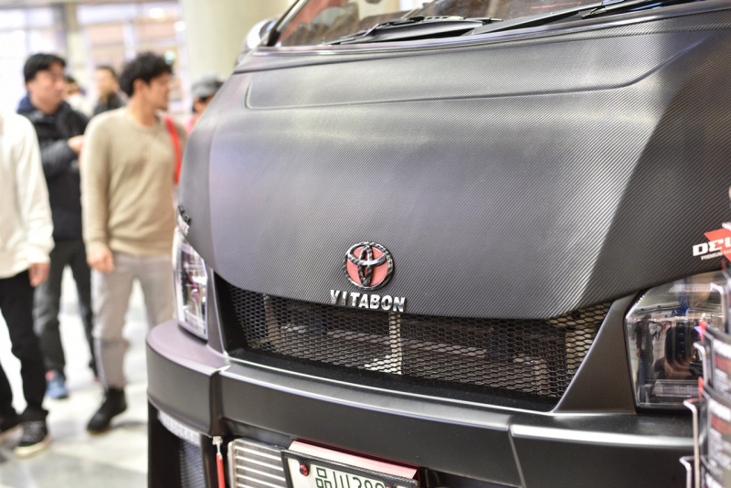 「【東京オートサロン2018】GT-Rエンジン搭載だけじゃない！ VITABONハイエースの凄い中身をチェック」の1枚目の画像
