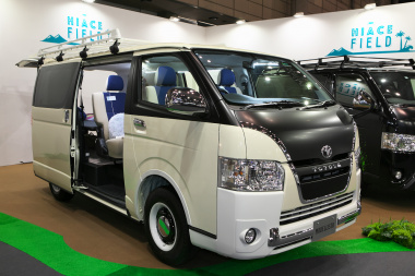 東京オートサロン18 今夏発売予定の新型クラウンのドレスアップ車が早くも展示されているトヨタ自動車ブース Clicccar Com