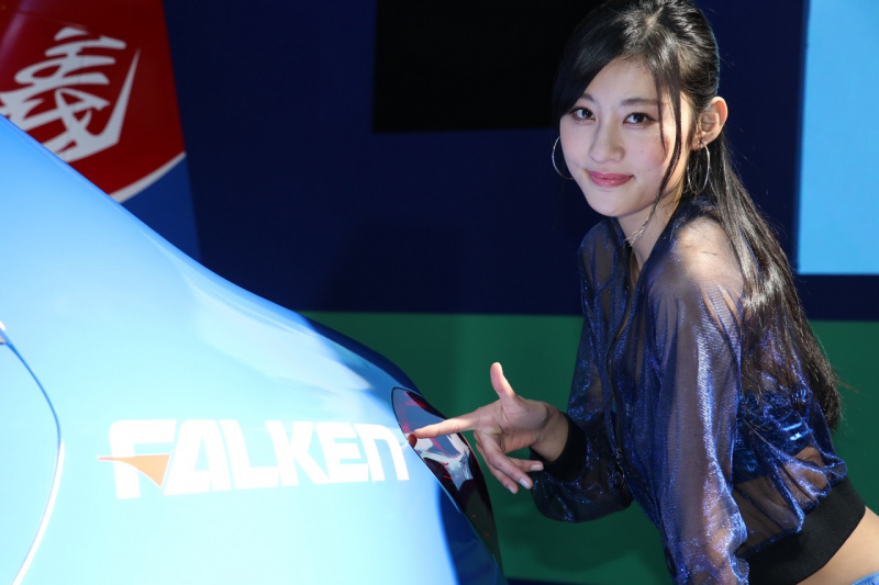 「【東京オートサロン2018】ファルケンブースのフォードF150の横に立てるのは彼女しかいない!?」の4枚目の画像