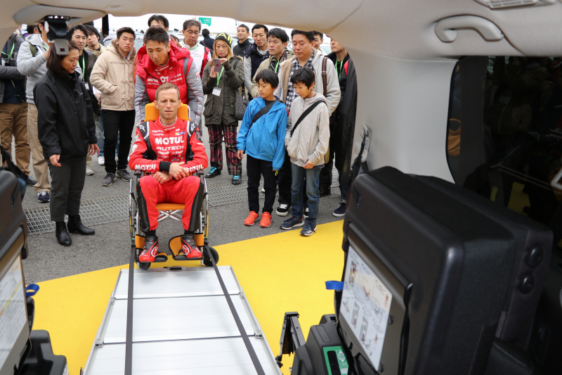 「オーテック製の福祉車両の造り込みに、GTドライバーのクインタレッリ選手と松田選手も興味津々」の1枚目の画像