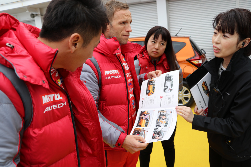 「オーテック製の福祉車両の造り込みに、GTドライバーのクインタレッリ選手と松田選手も興味津々」の15枚目の画像