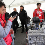 「オーテック製の福祉車両の造り込みに、GTドライバーのクインタレッリ選手と松田選手も興味津々」の33枚目の画像ギャラリーへのリンク