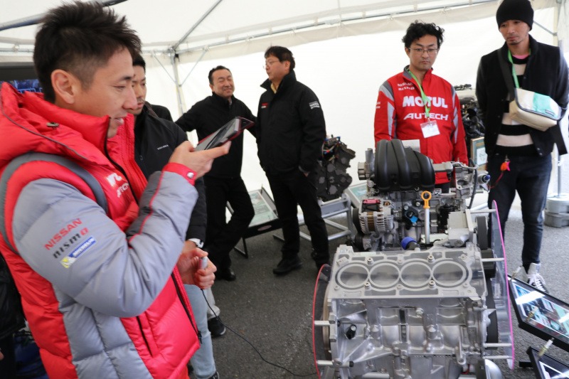 「オーテック製の福祉車両の造り込みに、GTドライバーのクインタレッリ選手と松田選手も興味津々」の33枚目の画像