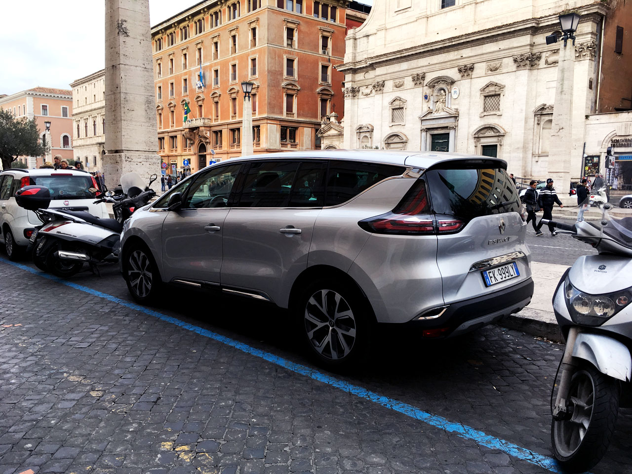 イタリアでアルファード級に人気なのはメルセデス ベンツ Vクラスだった Clicccar Com