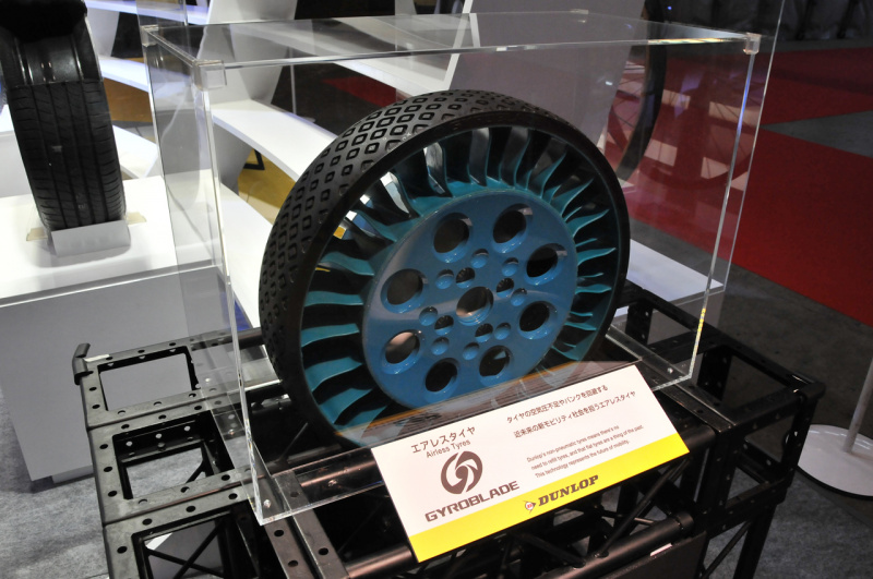 「【東京オートサロン2018】空気入りタイヤの発明から130年。その始祖であるダンロップがエアレスタイヤを展示」の2枚目の画像