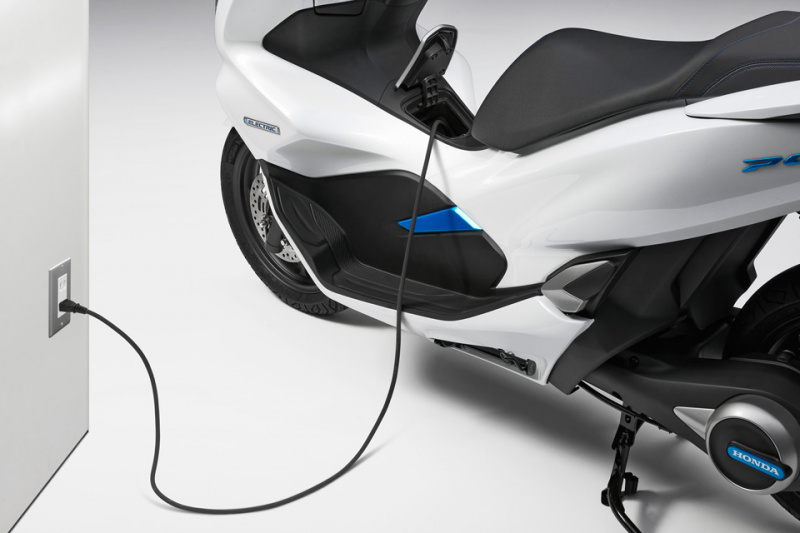 「2018年発売予定のホンダ・PCX ELECTRICは未来感ありすぎる125cc区分の電動バイク！」の5枚目の画像