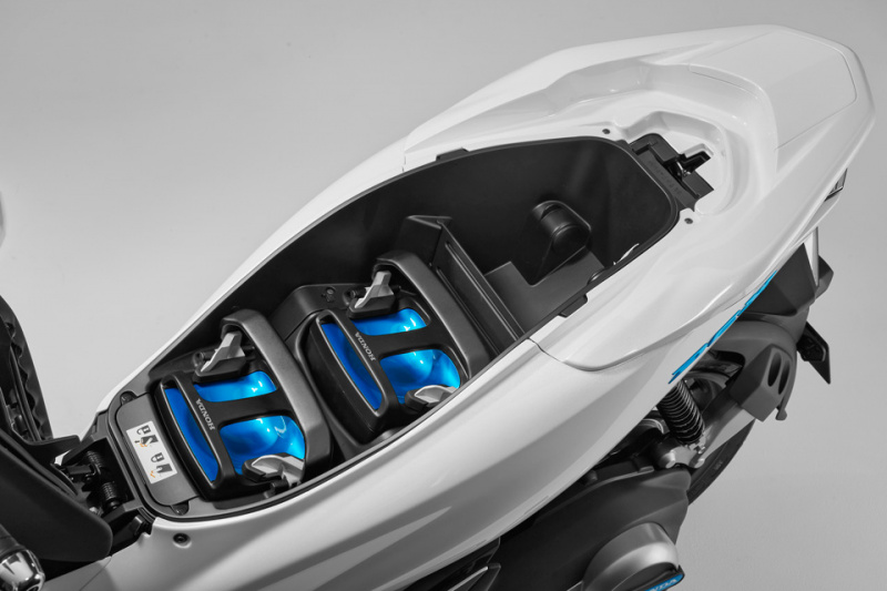 「2018年発売予定のホンダ・PCX ELECTRICは未来感ありすぎる125cc区分の電動バイク！」の3枚目の画像