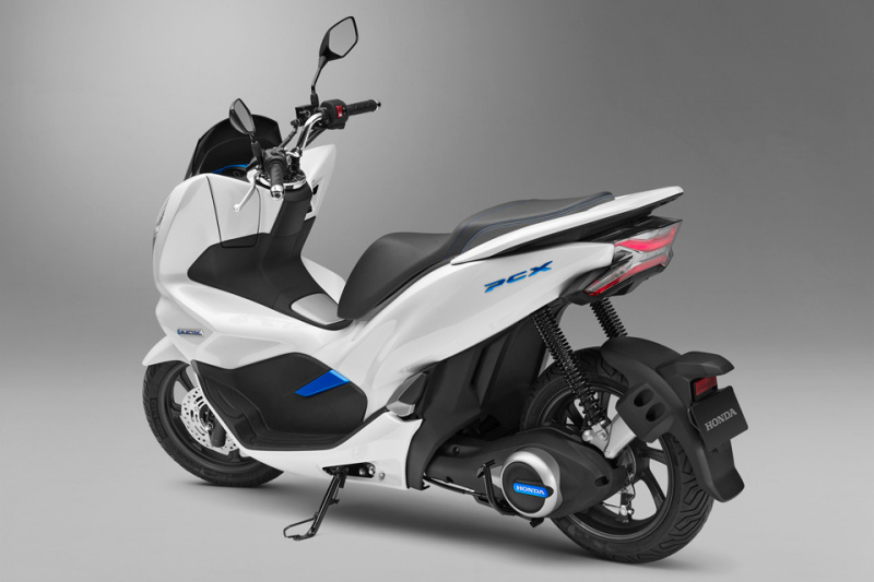 「2018年発売予定のホンダ・PCX ELECTRICは未来感ありすぎる125cc区分の電動バイク！」の2枚目の画像