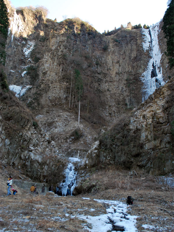 「熊本だって雪が積もるんです！ 滝も凍るんです！ 阿蘇の氷瀑・古閑の滝【車中泊女子の全国縦断記】」の5枚目の画像