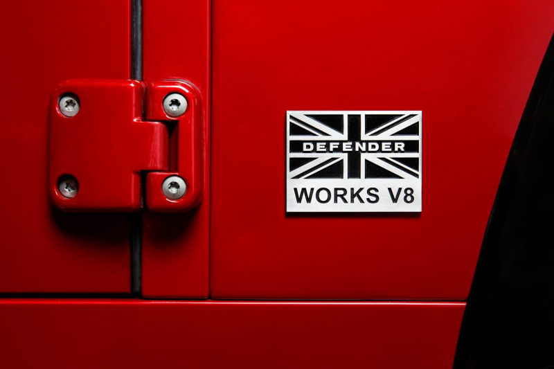 「405馬力のV8を積んだランドローバー・ディフェンダーがイギリスで限定販売」の10枚目の画像