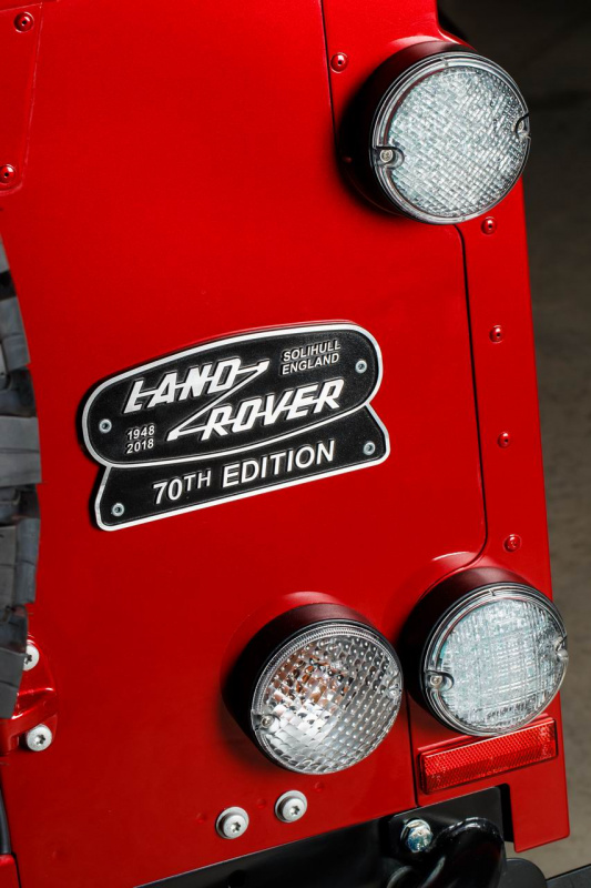 「405馬力のV8を積んだランドローバー・ディフェンダーがイギリスで限定販売」の11枚目の画像