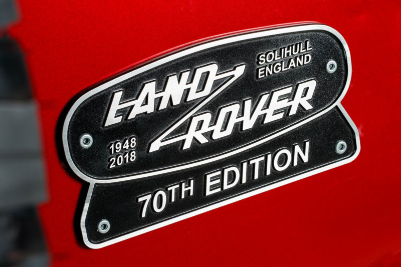 「405馬力のV8を積んだランドローバー・ディフェンダーがイギリスで限定販売」の12枚目の画像