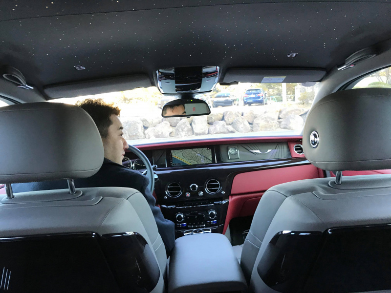 「世界最高級車7500万円の「ロールスロイス　ファントム」の後席でなんちゃってセレブ体験」の2枚目の画像