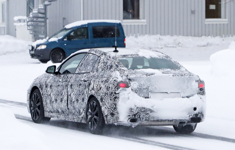 「公開は10月 !? BMW 2シリーズに新登場「グランクーペ」プロトタイプをキャッチ」の4枚目の画像