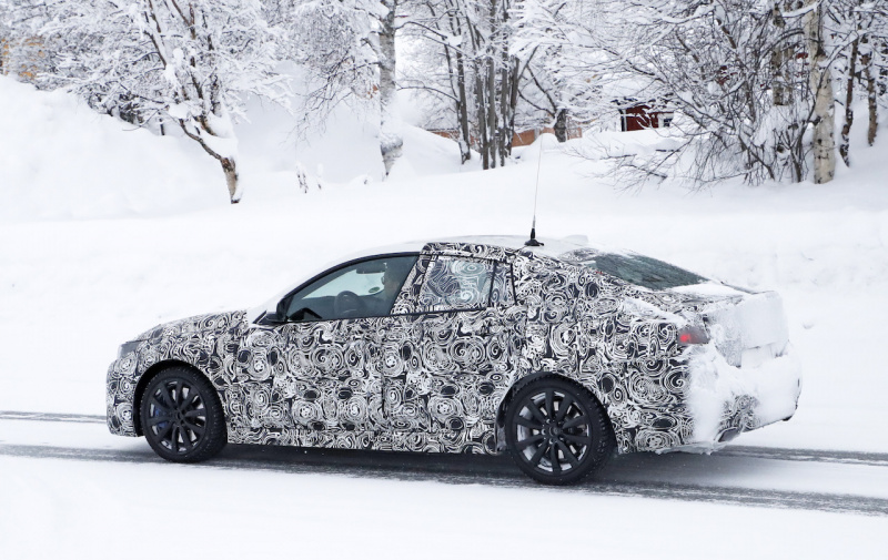 「公開は10月 !? BMW 2シリーズに新登場「グランクーペ」プロトタイプをキャッチ」の1枚目の画像