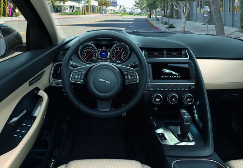 「【新車】4,510,000円〜という戦略的値付けのジャガーの新型コンパクトSUV「E-PACE」のライバルは？」の1枚目の画像