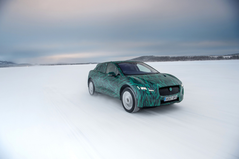 「【ジュネーブモーターショー2018】ジャガー初の電動SUV「I-PACE」の極寒テスト風景を公開」の8枚目の画像