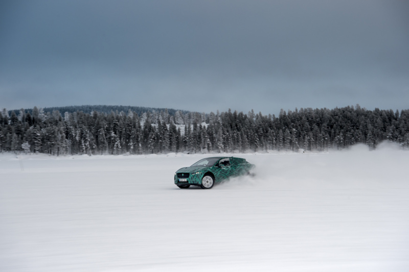 「【ジュネーブモーターショー2018】ジャガー初の電動SUV「I-PACE」の極寒テスト風景を公開」の2枚目の画像