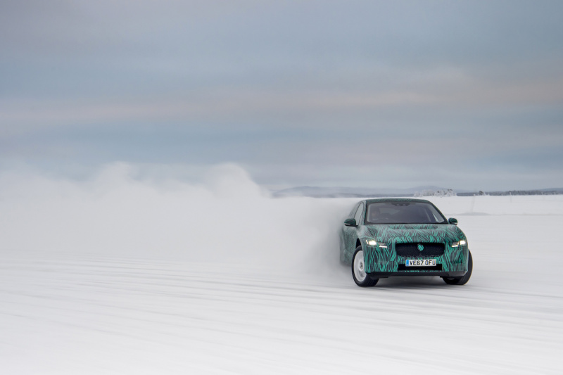 「【ジュネーブモーターショー2018】ジャガー初の電動SUV「I-PACE」の極寒テスト風景を公開」の10枚目の画像