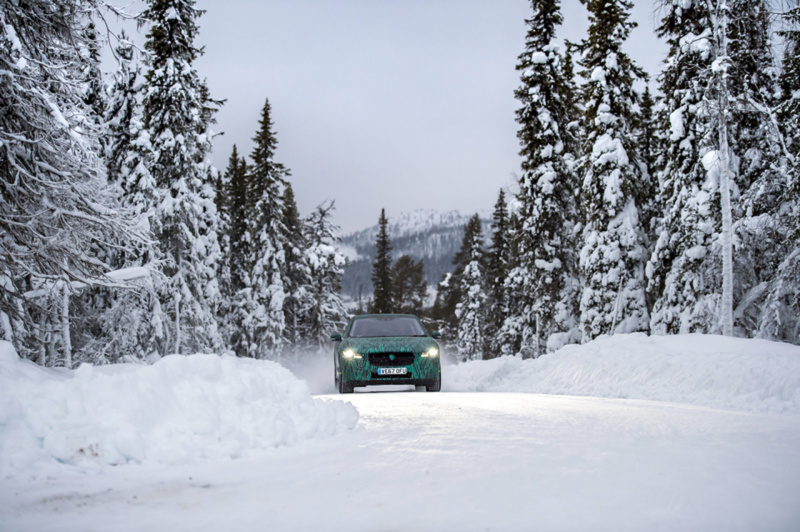 「【ジュネーブモーターショー2018】ジャガー初の電動SUV「I-PACE」の極寒テスト風景を公開」の1枚目の画像