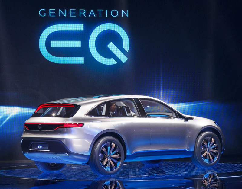 「ダイムラーの電動ブランド「EQ」、初の市販EV「EQ C」を公開【ジュネーブショー18】」の1枚目の画像
