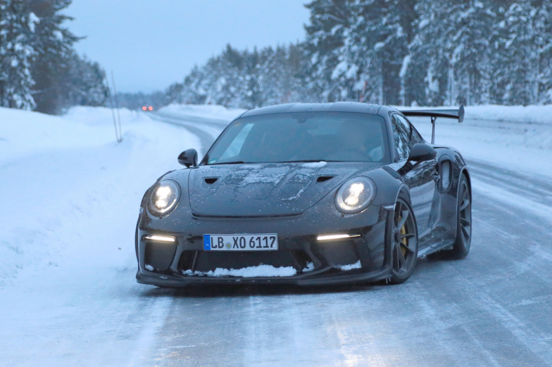 「これが最後のNAエンジンのポルシェ!? 911 GT3 RS新型、フルヌードで佇む！」の2枚目の画像