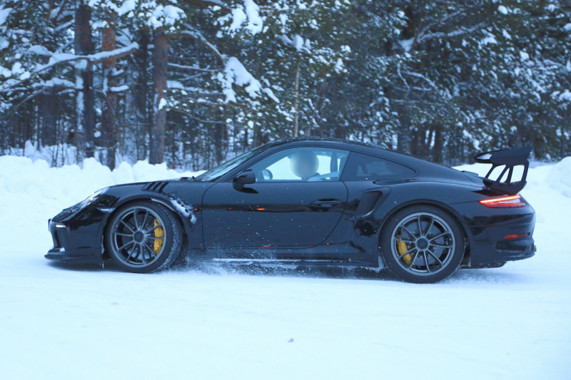 「これが最後のNAエンジンのポルシェ!? 911 GT3 RS新型、フルヌードで佇む！」の6枚目の画像